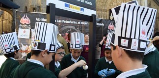 IGP Ajo Morado enseña a escolares a diferenciar esta variedad