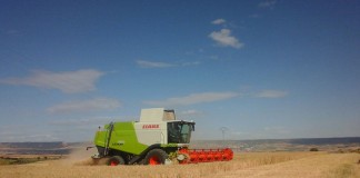 Castilla-La Mancha recomienda evitar el uso de maquinaria, como cosechadoras, en el medio natural los próximos días cosechadora