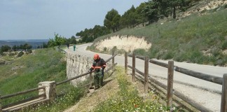 El Ayuntamiento desbroza senderos y rutas de la Hoz del Huécar