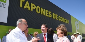 García-Page, en la empresa de tapones de corcho Gruart La Mancha