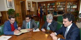 La adhesión de UPA refuerza a los ganaderos en Acuerdo Lácteo Firma del acuerdo por UPA