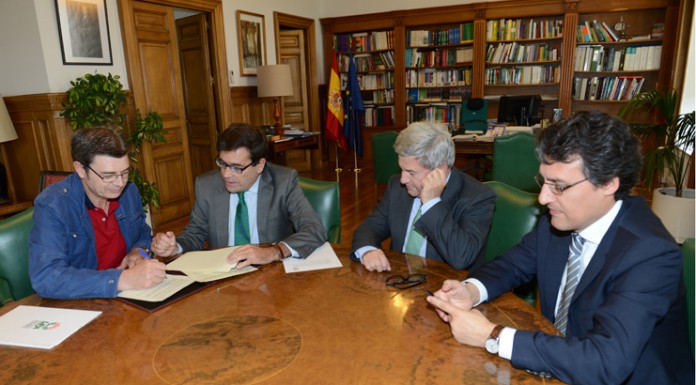 La adhesión de UPA refuerza a los ganaderos en Acuerdo Lácteo Firma del acuerdo por UPA