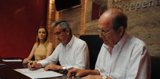 Valdepeñas y Cáritas firman convenio de 10.000 euros para atención temporeros