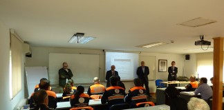 Veinte bomberos se forman en la retirada de enjambres apícolas