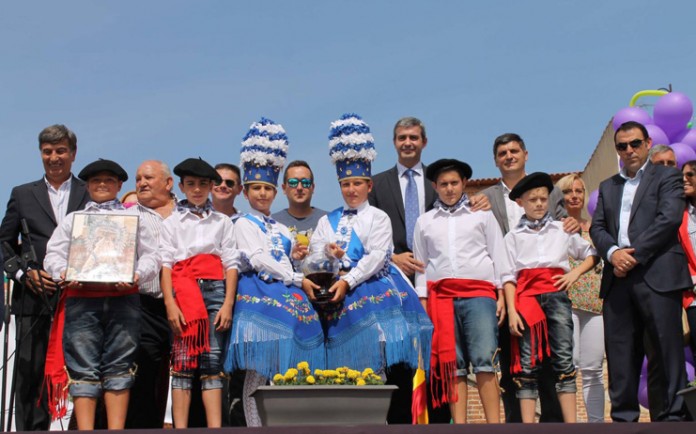 Álvaro-Gutiérrez-ofrenda-vino-fiesta-Méntrida-05092015