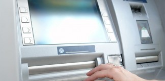 Dos temporeros rumanos detenidos por robar con una tarjeta de débito