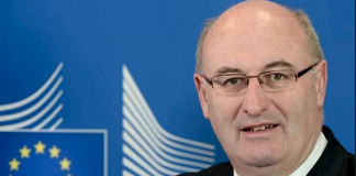 El comisario europeo de Agricultura responde las preguntas de agricultores