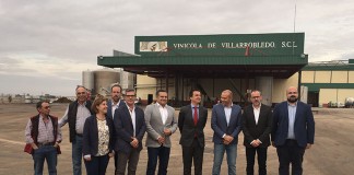 El consejero visita Vinícola de Villarrobledo en recta final de vendimia