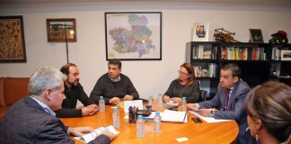 El consejero de Agricultura muestra su compromiso con ganaderos de porcino