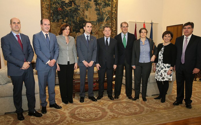 reunion-empesa-latas-bebida