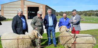 El alcalde de Talavera visita la ganadería «La Atalaya», en Gamonal