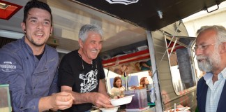 Los talaveranos disfrutan de un sabroso showcooking, premio por reciclar vidrio