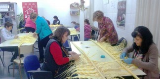 Taller de rizado de palmas para Semana Santa en AMFAR Bolaños