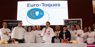 Los cocineros europeos entregan al consejero de Agricultura el Premio Eurotoques