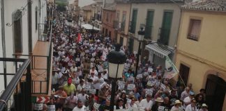 Nueva y multitudinaria protesta en contra de las tierras raras