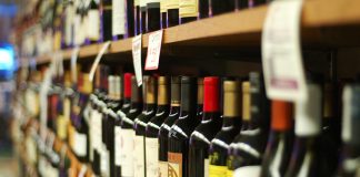 Castilla-La Mancha buscará en la UE «frenar» las amenazas del etiquetado del vino etiquetado de botellas