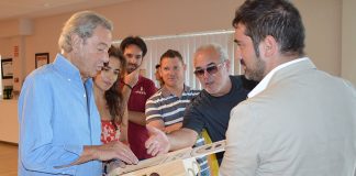 El actor Arturo Fernández, entre viñedos en Bodega Iniesta (Albacete)