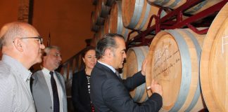 El delegado del Gobierno visita bodegas Crisve (Socuéllamos)