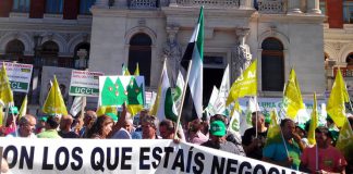 Cerca de 500 ganaderos se concentran a las puertas del Ministerio para pedir una ganadería viva