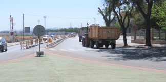 La rotonda de Manzanares en obras, abierta al tráfico para vendimia