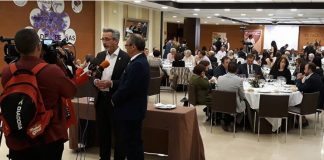 El alcalde, orgulloso de quienes difunden fuera el vino de Valdepeñas