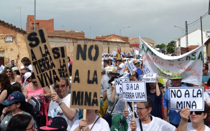 manifestación contra las tierras raras