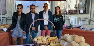 Reparten 1.000 Panes de Cruz en Plaza Mayor de Ciudad Real