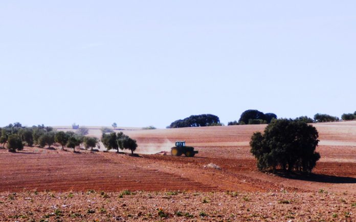 foto tractor campo asaja
