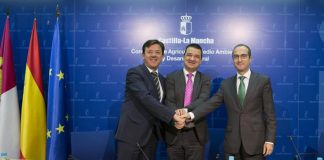 La Junta amplía con otras dos entidades el convenio para facilitar financiación a agricultores y ganaderos
