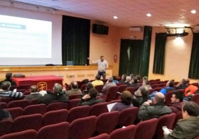 Agricultores torralbeños asisten a charla sobre enfermedades de vid y olivo