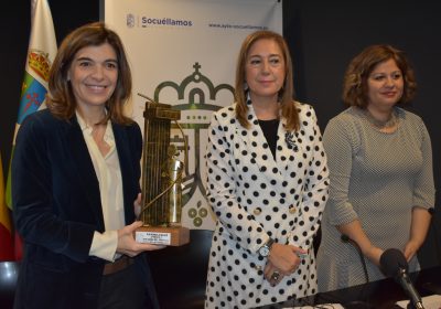 Alexandra Falcó recogió orgullosa el premio «Mirador del Vino», en Socuéllamos