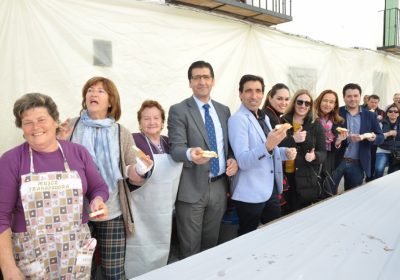 Cientos de personas disfrutan la «Gran fritada de huevos» de Almagro