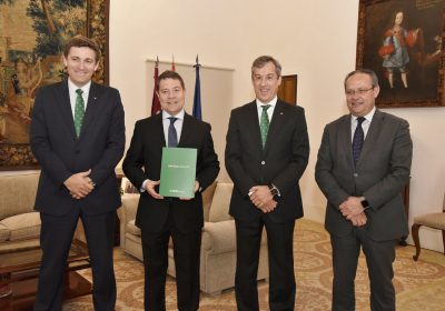Caja Rural Castilla-La Mancha entrega su Memoria Anual al presidente regional