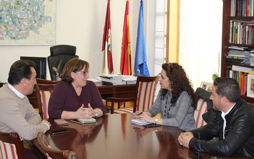 Carmen Olmedo con alcaldesa de Villanueva de la Fuente