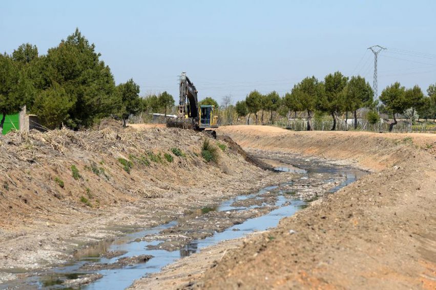 20180515_Limpieza rio maquinas Comsermancha_RIO_AdeAlba