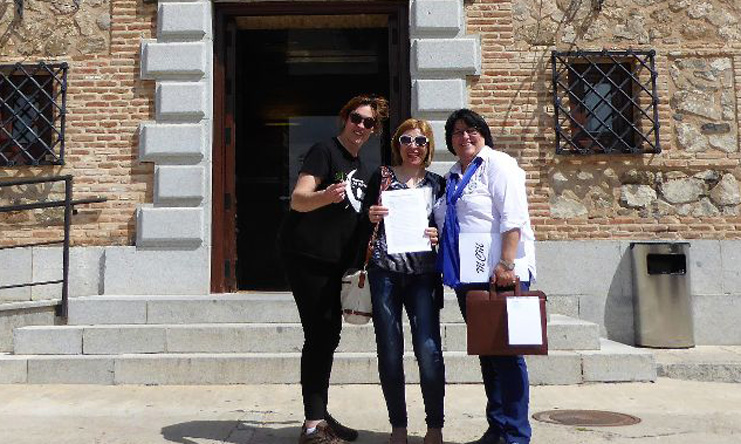 Abogada Mª Carmen Morallon y miembros de la Plataforma en las Cortes