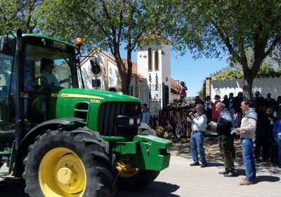 Los agricultores de Tomelloso festejan San Isidro desfilando con sus tractores