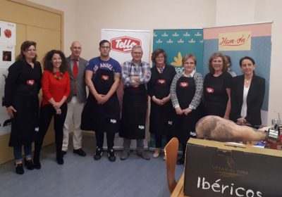 Los cursos solidarios de cortadores de jamón siguen cosechando éxitos