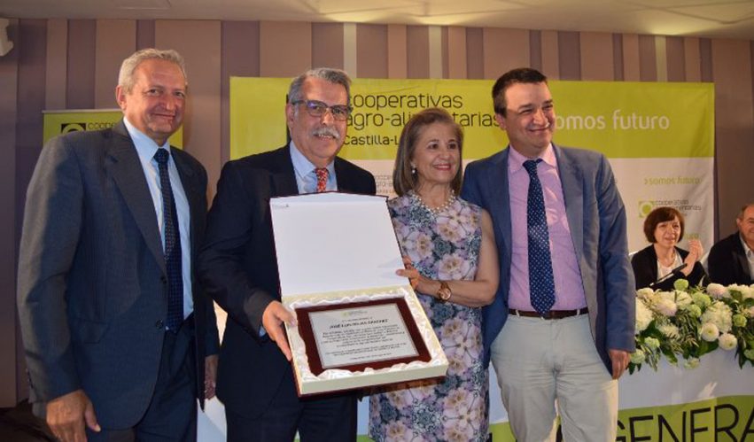 Reconocimiento a José Luis Rojas Director de Cooperativas hasta este verano