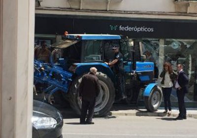 Un tractor se empotra contra un céntrico establecimiento tomellosero