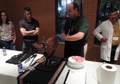 Fercam inicia a visitantes en el corte y cata de jamón