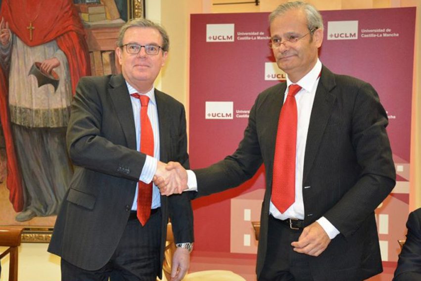 Collado y Merino estechan sus manos tras la firma del convenio