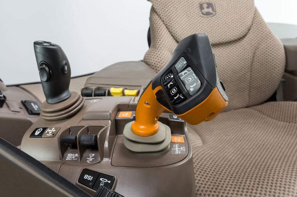Joystick CommandPRO, ya en todos los tractores John Deere Serie 6R