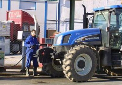 Reclama el mantenimiento de las ayudas y la creación de un gasóleo profesional agrario gasolinera