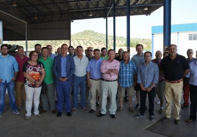 Anima a los agricultores a unirse en proyectos de interés colectivo