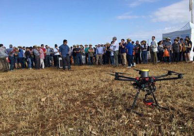 Demostración de maquinaria agrícola para cultivo de lavanda y agricultura de precisión