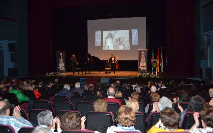 Oliveres y Tejero un momento de la actuación musical con la que concluyó el evento