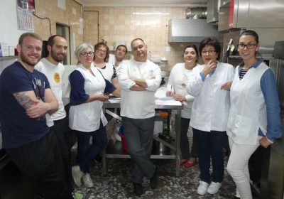 Los panaderos conquenses aprenden más sobre dulces típicos con un maestro