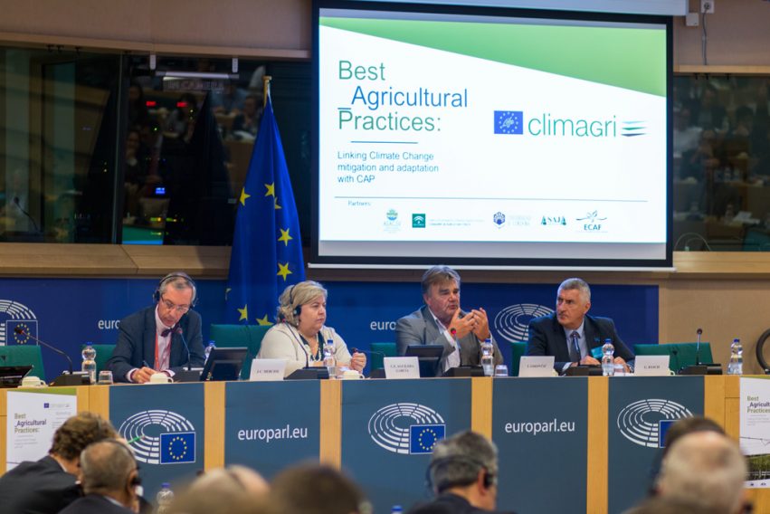 3 - De izquierda a derecha el Jefe de la Unidad LIFE Jean-Claude Merciol los diputados del Parlamento Europeo Clara Aguilera e Ivan Jakovčić y el presidente de ECAF Gottlieb Basch