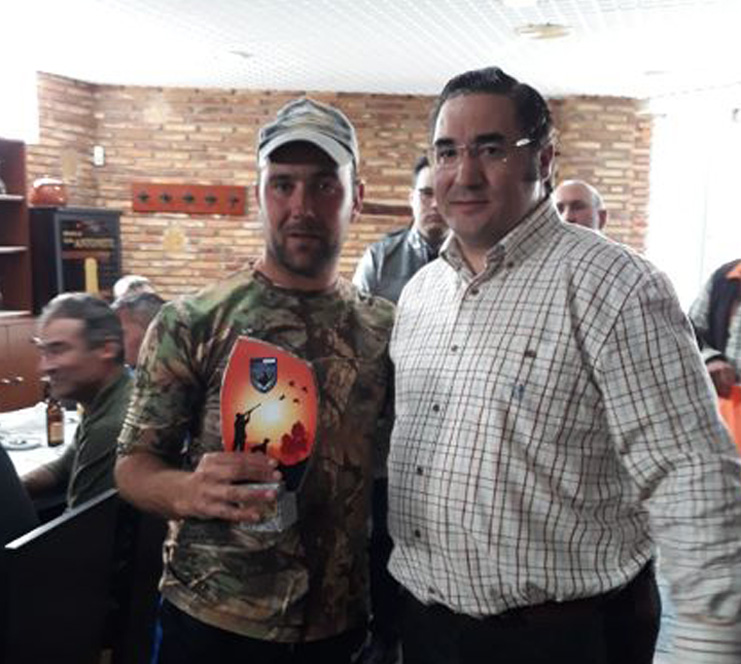 Bautista Blázquez Castillo, primer clasificado sénior, junto al presidente de la Federación de Caza de CLM, Agustín Rabadán
